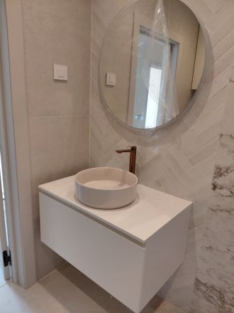 SAHARA Mебел водоустойчив за баня от PVC с плот камък 