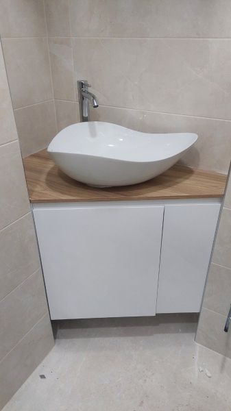 CUTPLACE Мебел за баня с плот за стенен монтаж